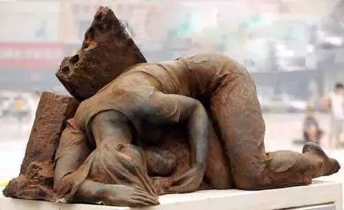 河南暴雨，她把女兒高高舉起：如果你還活著，一定要記得我愛你！